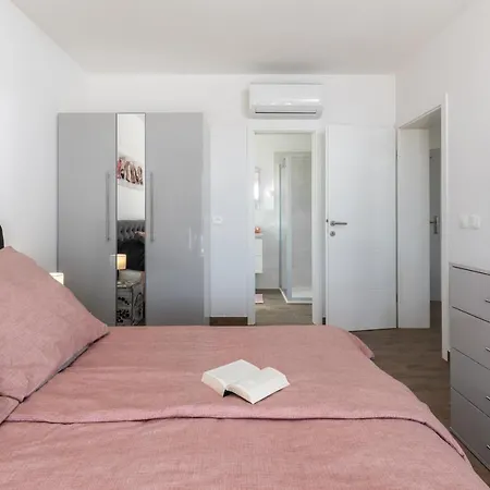 Neo Villa *
